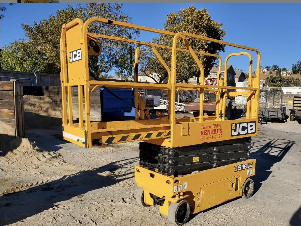 A JCB boom lift.