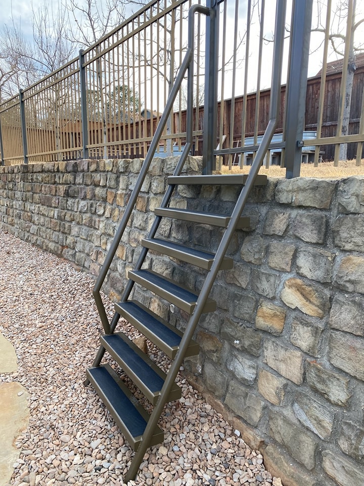Steps to fence.